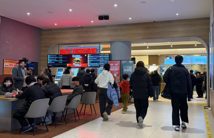 설 연휴를 맞아 대구 지역 극장가가 활기를 띠고 있다. 17일 오후 CGV 대구점이 가족 단위 관객들로 붐비고 있다. <사진=정수민기자>