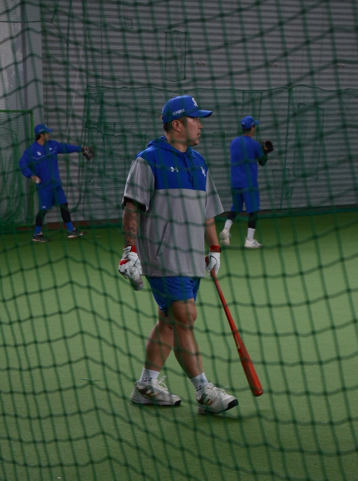 지난 17일 오전, 우천으로 인해 진행된 실내훈련 중 최형우가 타격을 위한 장소로 이동 중이다. <임훈기자 hoony@yeongnam.com>