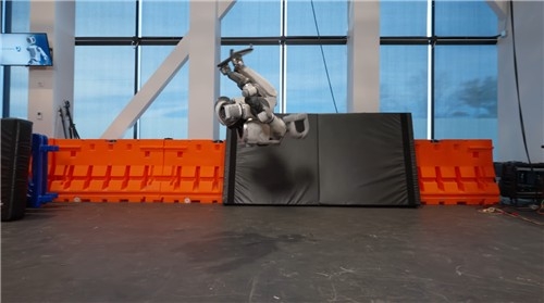 공중제비 넘는 아틀라스. 연합뉴스