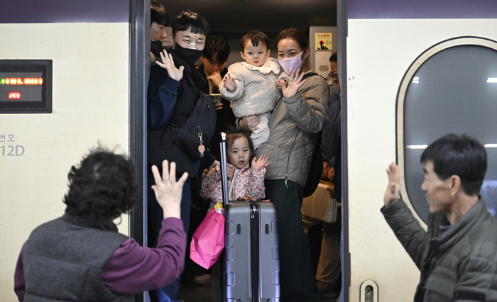 설 연휴 마지막 날인 18일 오후 대구 동대구역 승강장에서 어르신들이 수서행 SRT 열차에 탑승한 가족을 배웅하고 있다.
이윤호기자 yoonhohi@yeongnam.com