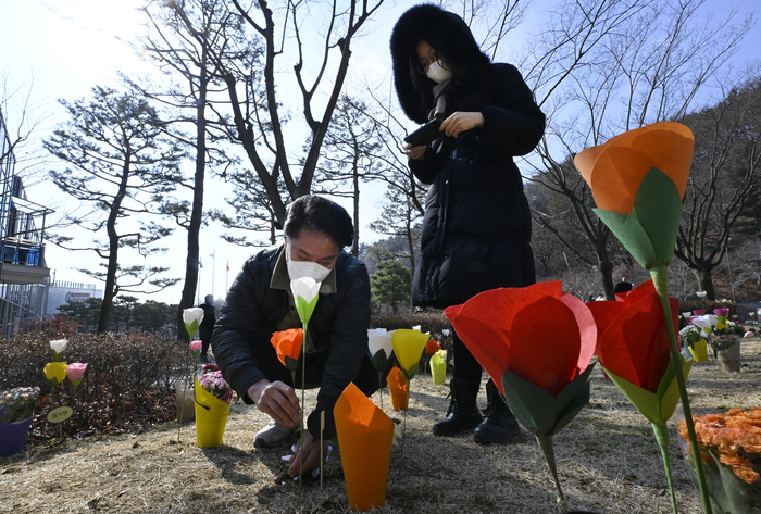 18일 오전 대구 동구 대구시민안전테마파크에서 열린 대구지하철 화재참사 23주기 추모식에서 유가족들이 추모 꽃을 꽂고 있다.
이윤호기자 yoonhohi@yeongnam.com