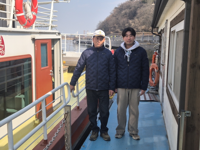 낙동강 사문진교 아래에서 물에 빠진 30대 남성을 구조한 사문진유람선 갈진국 선장(왼쪽)과 송태근 기관사가 당시 상황을 설명하고 있다. 두 사람은 출항 준비 중 긴급 무전을 받고 0.6t급 모터보트를 이용해 강 한가운데서 남성을 구조했다.강승규 기자