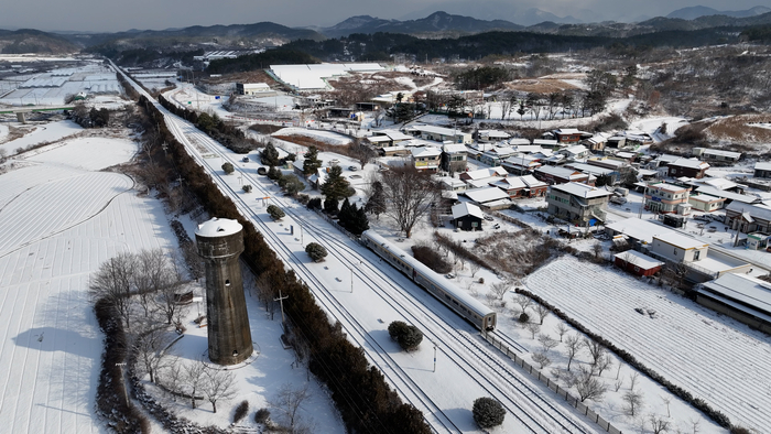 눈이 덮힌 화본역 전경. 전국에서 몇 군데 남지 않은 급수탑(왼쪽) 모습이 이채롭다. <군위군 제공>