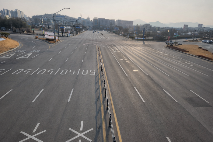 평소 출퇴근 시간에 심각한 차량 정체 현상을 빚었던 구미시 신평사거리는 근로자 출근 시간인 18일 오전 8시30분에 텅 비었다.<백종현 기자>