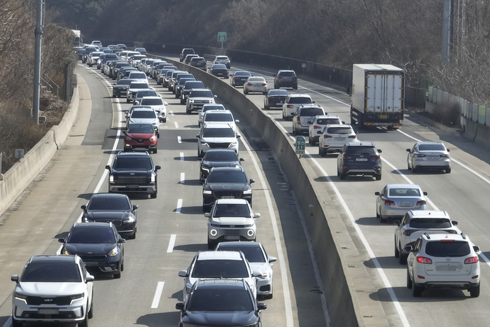 설 연휴 마지막 날인 18일 대구 군위 구간 상주영천고속도로 상행선에 귀경 차량이 몰리며 차량들이 거북이걸음을 하고 있다. 연휴를 마치고 수도권 등지로 향하는 차량이 집중되면서 일부 구간에서 정체가 이어졌다.
이현덕기자 lhd@yeongnam.com