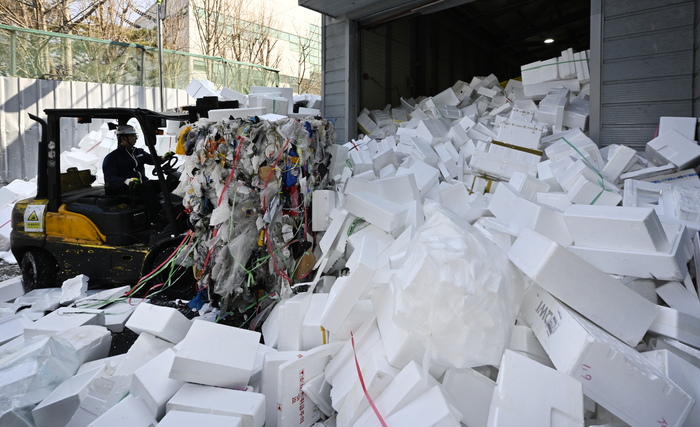 18일 오후 대구 수성구 생활자원회수센터에서 관계자가 설 명절 연휴 동안 버려진 스티로폼을 정리하고 있다.
이윤호기자 yoonhohi@yeongnam.com
