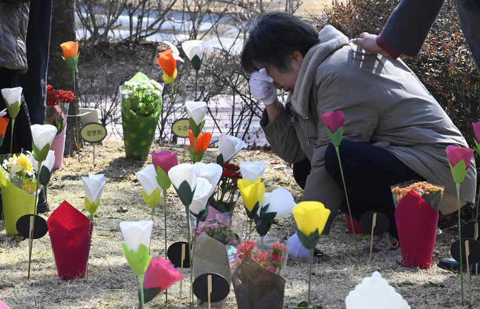 18일 오전 대구 동구 대구시민안전테마파크에서 열린 대구지하철 화재참사 23주기 추모식에서 한 유가족이 눈물을 흘리고 있다.
이윤호기자 yoonhohi@yeongnam.com
