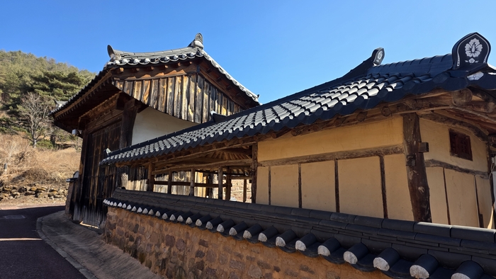 주실마을에 자리한 조영걸 가옥은 대문보다 더 크고 넓게 마련된 옆문(후문)이 눈길을 끈다.<정운홍기자>