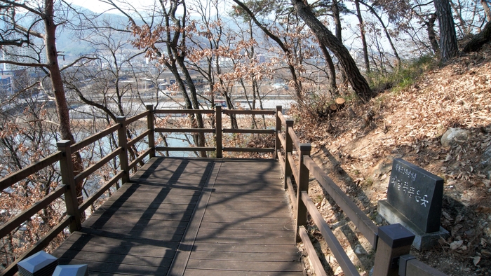 징검다리 건너 데크 길 따라 주구산을 오르다보면 광복 50년 쇠말뚝 뽑은 곳이라 새겨진 오석이 있다. 김영삼 정부 때의 것이라 한다.