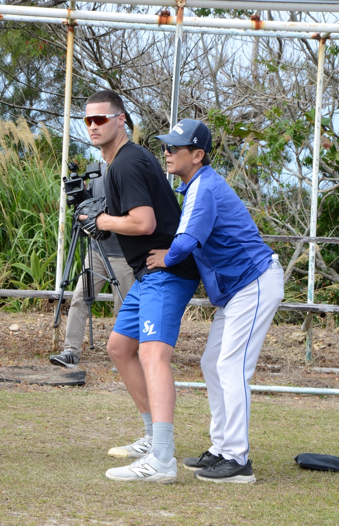 지난 16 오후, 일본 오키나와에서 훈련 중인 맷 매닝이 최일언 수석코치로부터 자세 지도를 받고 있다.<임훈기자 hoony@yeongnam.com>
