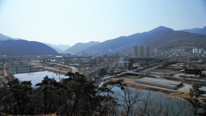 덕사 앞마당에 서면 청도읍 시가지와 경부선 철도, 밀양, 경주 등지로 갈라지는 길들이 한눈에 내다보인다.