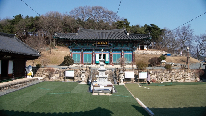 경북 청도 주구산 덕사. 현재의 덕사가 세워진 것은 조선 선조 9년인 1576년 청도군수 황응규에 의해서라 한다. 그는 주구산의 산세가 개가 달리는 형상이라 고을의 지기(地氣)가 빠져나간다고 여겼고, 개의 질주를 막기 위해 절을 짓고 떡절이라 했다. 영산보전이 주 전각이며 명부전과 삼성각, 삼층석탑, 범종루, 요사 등이 있다.