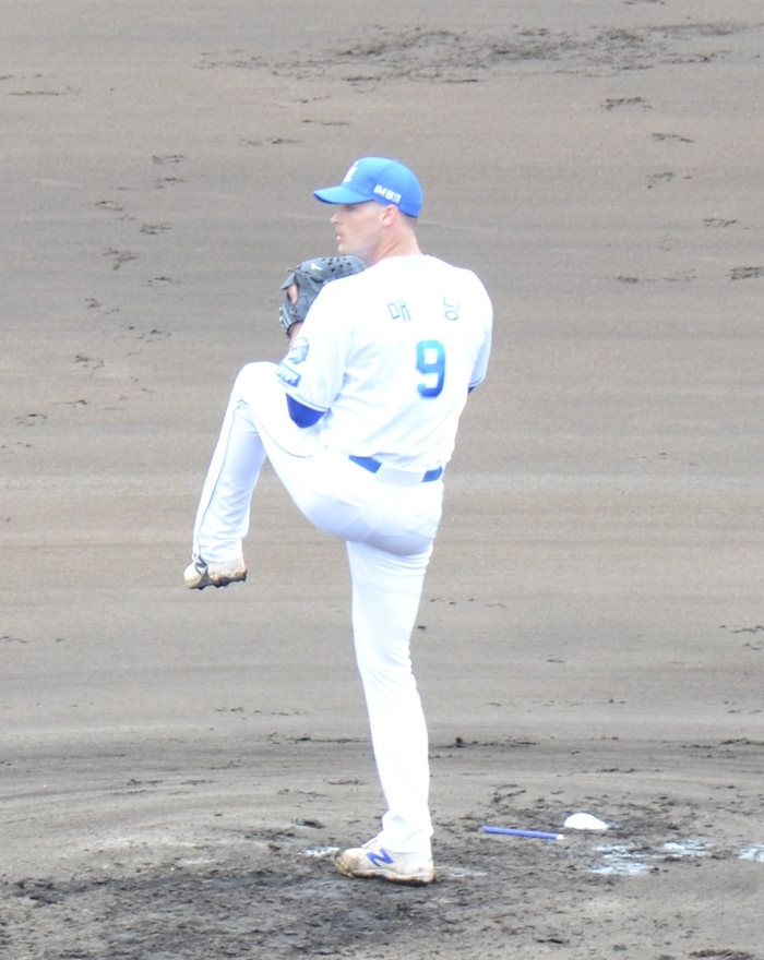 지난 17일 일본 오키나와 아카마 구장에서 열린 삼성 라이온즈의 자체 청백전 중 맷 매닝이 투구하고 있다.<임훈기자 hoony@yeongnam.com>