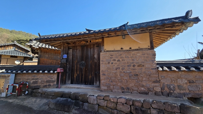 경상북도 문화유산자료로 지정된 영양 조영걸 가옥의 대문. 1901년 현 위치로 옮겨 지은 고택으로, 세월이 흘러도 옛 위용이 고스란히 남아 있다.<정운홍 기자>