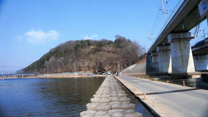 다로천과 범곡천이 청도천과 하나 되는 자리에 경부선 철교가 놓여 있다. 천 건너 옹그린 산이 주구산, 왼편의 파란 다리는 파랑새다리다.