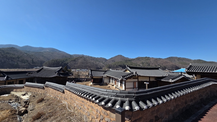 가옥 뒤편으로 돌아서면 조영걸 가옥의 규모가 비로소 드러난다. 기와지붕과 돌담이 산자락 풍경과 맞물려 큰집의 위용을 보여준다.<정운홍기자>