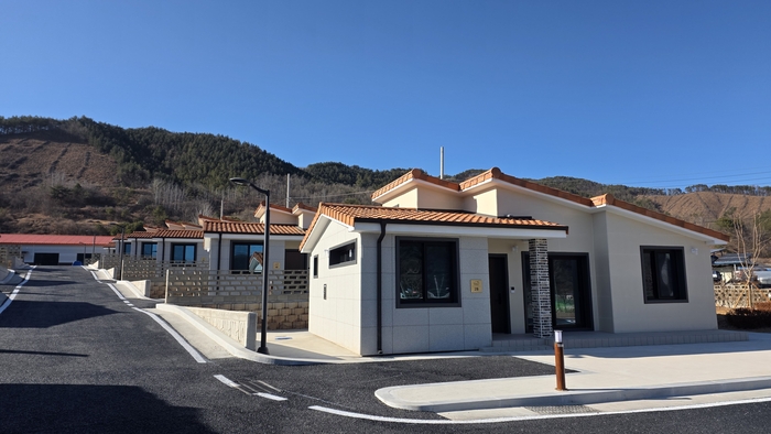 영양군 청기면 옛 청일분교장 일원에 조성된 정주형 작은농원 전원주택 단지 전경. 단정하게 들어선 20세대 전원주택 뒤편으로 농산물 유통지원센터가 자리하고 있다. <정운홍 기자>