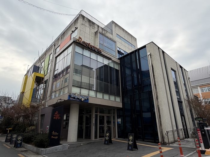 이창원 <사>인디053 대표는 지난 20여 년간 대구음악창작소, 대구예술발전소 등 다양한 예술 공간들이 성과를 냈으나, 학교가 제 기능을 잃어가는 상황은 안타깝다고 전했다. 사진은 대구 남구 대명공연거리에 위치한 대구음악창작소 모습. <사진=정수민기자>