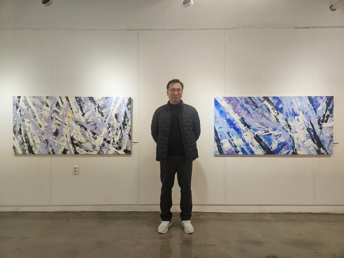 지난 10일 대구 수성구 씨아트갤러리에서 만난 서보권 작가가 무제 작품 앞에서 포즈를 취하고 있다. 권혁준기자 hyeokjun@yeongnam.com