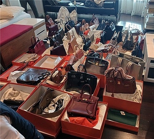 지난해 국세청이 고액·상습 체납자에 대한 합동 수색 과정에서 발견한 명품가방. 연합뉴스.