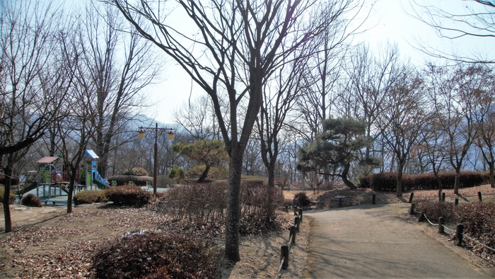 덕사 뒤편 주구산 능선에 덕절산생태공원이 조성되어 있다. 느티나무 숲길, 왕벚나무 숲길, 배드민턴장, 놀이터, 원두막, 파고라, 전망 데크, 운동기구 등이 마련되어 있다.