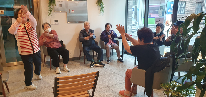 해심당 입주 어르신들이 체조 프로그램에 함께 참여하고 있다. 이현민 어르신 제공