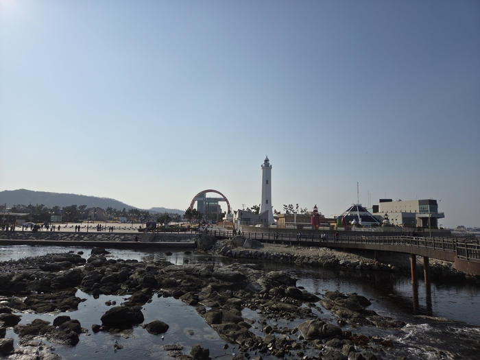 바다에서 바라 본 호미곶등대. <전준혁기자>