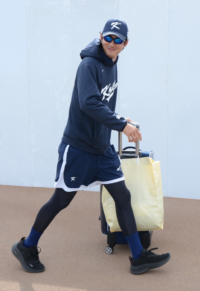 WBC 대표팀에 합류한 구자욱이 20일 삼성 라이온즈와의 연습경기를 위해 일본 오키나와 아카마 구장에 들어서고 있다.<임훈기자 hoony@yeongnam.com>