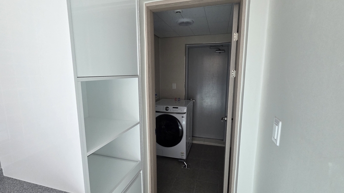 영양군 청기면 옛 청일분교장 일원에 조성된 정주형 작은농원 전원주택 내부의 다용도실 모습. 다용도실 내부에는 세탁기가 준비돼 있으며, 밖으로 나갈 수 있는 뒷문도 마련돼 있다.<정운홍기자>
