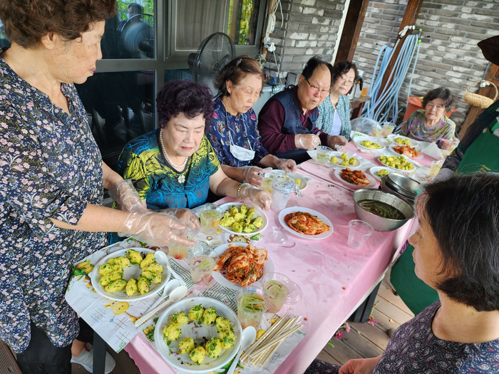 해심당에 거주하는 어르신들이 5층 옥상정원에서 함께 음식을 만들어 나눠 먹고 있다. 이현민 어르신 제공