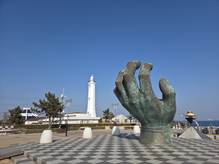 상생의 손이 위치한 새천년광장에서 바라 본 호미곶등대. <전준혁기자>