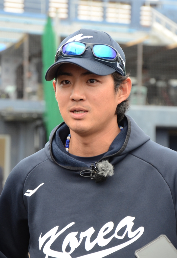 지난 20일, WBC 대표팀 자격으로 삼성 라이온즈의 스프링 캠프 훈련장인 일본 오키나와 아카마 구장에 방문한 구자욱이 인터뷰에 응하고 있다.<임훈기자 hoony@yeongmam.com>