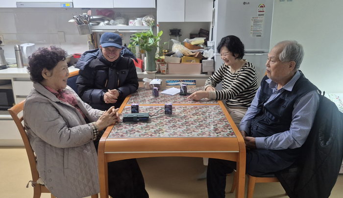 9일 오전 서울 도봉구 어르신복지주택 해심당에서 입주 어르신들이 모여 담소를 나누고 있다. 조윤화 기자