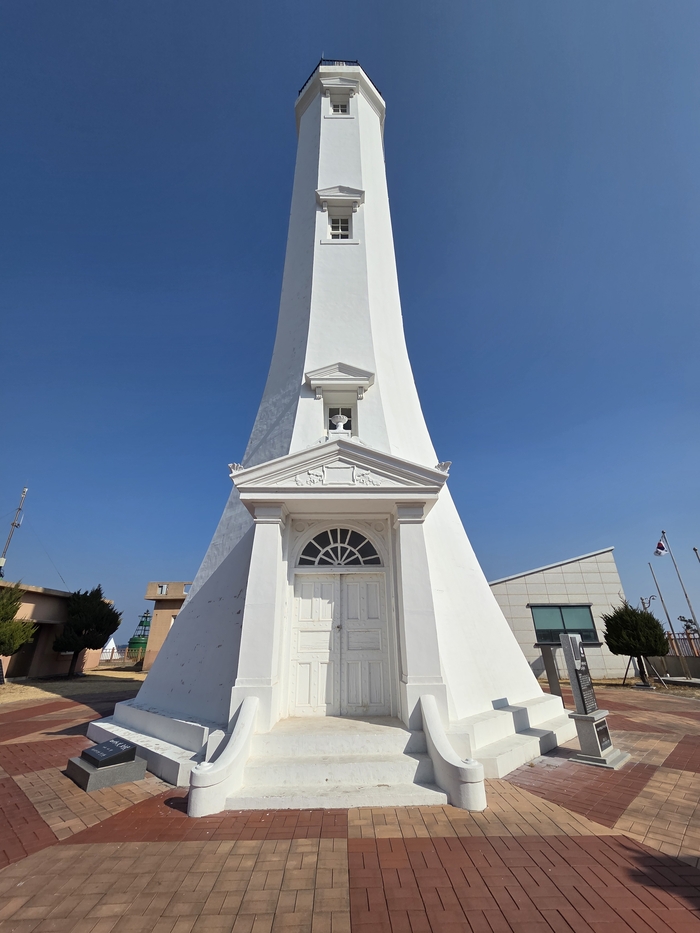 정면에서 바라본 호미곶등대. <전준혁기자>