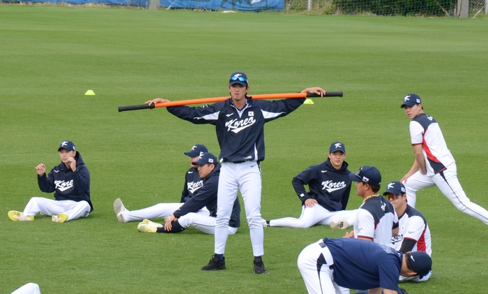 WBC 대표팀에 합류한 구자욱(사진 가운데)이 20일 일본 오키나와 아카마 구장에서 열린 삼성 라이온즈와의 연습경기에 앞서 동료들과 함께 몸을 풀고 있다.<임훈기자 hoony@yeongnam.com>