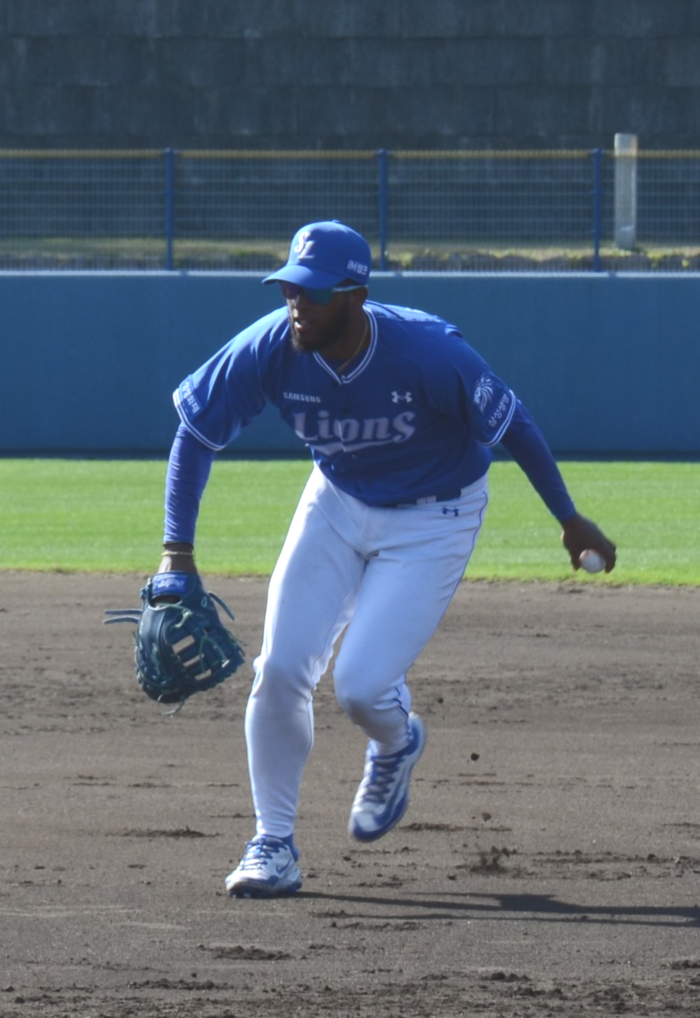 지난 19일 일본 오키나와 아카마 구장에서 삼성 라이온즈 르윈 디아즈가 수비 훈련을 하고 있다.<임훈기자 hoony@yeongnam.com>