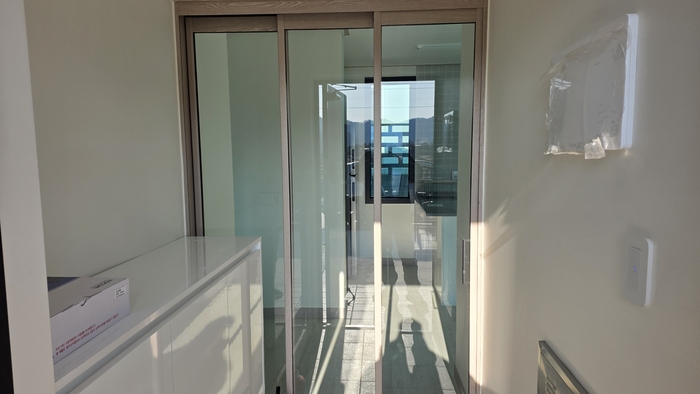 영양군 청기면 옛 청일분교장 일원에 조성된 정주형 작은농원 전원주택의 현관을 열면 신발장과 중문이 마련돼 넓은 아파트로 들어서는 느낌을 들게 한다.<정운홍기자>