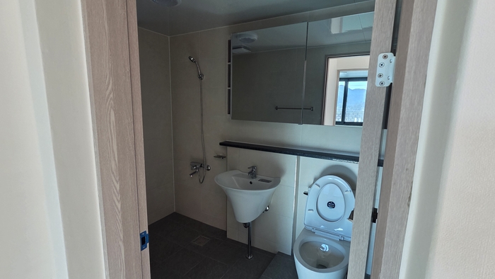 영양군 청기면 옛 청일분교장 일원에 조성된 정주형 작은농원 전원주택 내부의 모습. 화장실은 변기와 세면대, 샤워기까지 마련돼 있을 정도로 넓은 공간을 확보하고 있다.<정운홍기자>