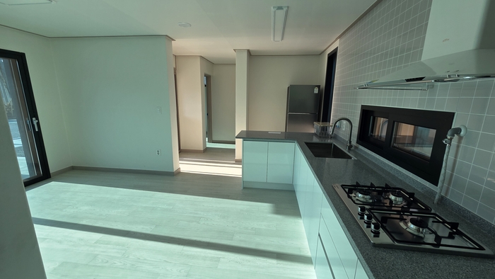 영양군 청기면 옛 청일분교장 일원에 조성된 정주형 작은농원 전원주택 내부의 모습. 널찍한 거실과 깔끔하게 마련된 주방이 눈에 띈다.<정운홍기자>