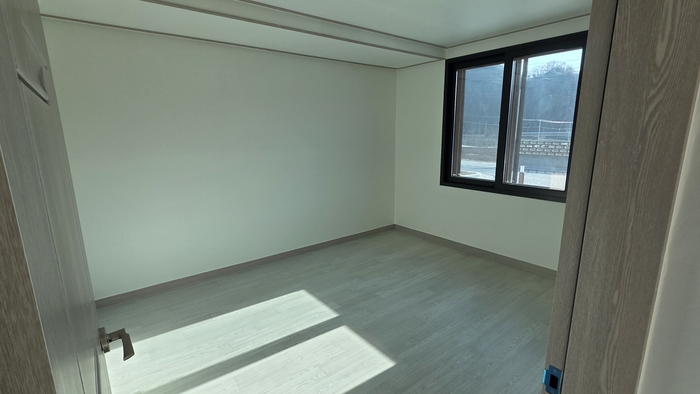 영양군 청기면 옛 청일분교장 일원에 조성된 정주형 작은농원 전원주택 내부의 모습. 침대와 붙박이장이 들어가도 넉넉한 크기의 아늑한 안방이 입주민을 기다리고 있다.<정운홍기자>