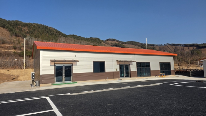 영양군 청기면 옛 청일분교장 일원에 조성된 정주형 작은농원 전원주택 뒤편에는 스마트팜 유통센터가 자리하고 있다.<정운홍기자>