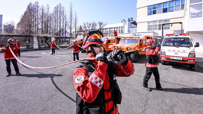 20일 오전 대구 북구 대구시청 산격청사에서 대구지역으로 전진 배치된 남부지방산림청 구미국유림관리소 소속 산불재난 특수진화대원들이 차량과 장비를 점검하며 출동 준비를 하고 있다. 
이현덕기자 lhd@yeongnam.com