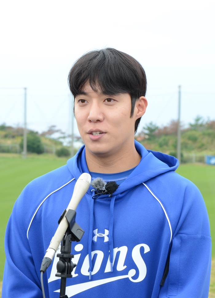 삼성 라이온즈 투수 원태인이 20일 일본 오키나와 아카마 구장 앞에서 열린 기자회견에서 WBC 대표팀 낙마 관련 인터뷰를 진행하고 있다. <임훈기자 hoony@yeongnam.com>