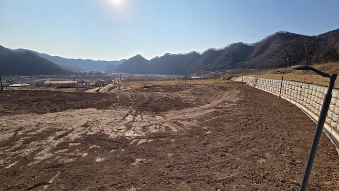 영양군 청기면 옛 청일분교장 일원에 조성된 정주형 작은농원 전원주택 단지 뒤쪽에 마련된 스마트팜 부지가 깔끔하게  정리돼 있다.<정운홍기자>