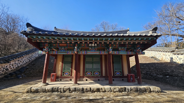 충의의 상징인 충의공 엄흥도 사당이 고즈넉한 자태를 보이고 있다. <강남진 기자>