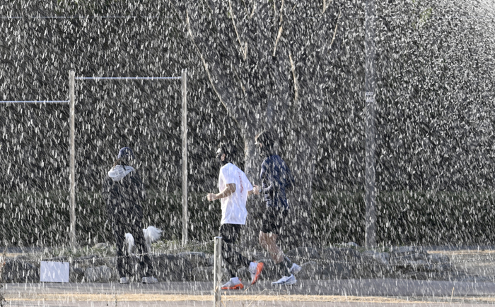 따뜻한 날씨를 보인 21일 오후 대구 중구 신천 둔치길에서 시민들이 분수 옆으로 산책을 즐기고 있다. 대구기상청 관계자는 포근한 날씨를 보이다가 24일부터 전국 대부분 지역에 비 또는 눈이 오면서 아침 기온이 영하권으로 떨어지겠다고 예보했다.
이윤호기자 yoonhohi@yeongnam.com
