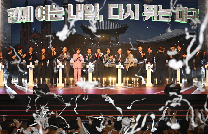 21일 오전 대구 북구 대구오페라하우스에서 열린 2026 대구시민의날 기념식에서 김정기 대구시장 권한대행을 비롯한 참석자들이 시민의 날 선포 퍼포먼스를 하고 있다.
이윤호기자 yoonhohi@yeongnam.com
