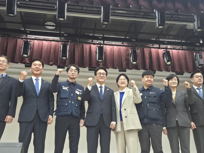 김민석 총리와 박희정 시의원이 행사 후 기념촬영을 하고 있다. <전준혁기자>