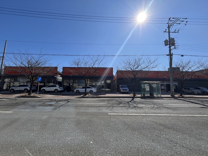 포항 남구 오천에 있는 1천700여세대의 대규모 아파트 인근에 있는 상가 모습. 주민들에 따르면 이 상가들은 1년째 공실로 비워져 있다. 김기태 기자