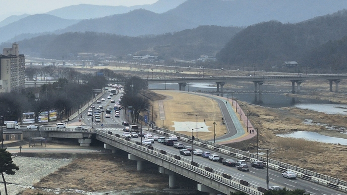 경주예술의전당 전망대에서 내려다본 경주시가지. 주말 도심으로 출입하는 차량 흐름이 교량 구간에 이어지고 있다. 장성재기자 blowpaper@yeongnam.com